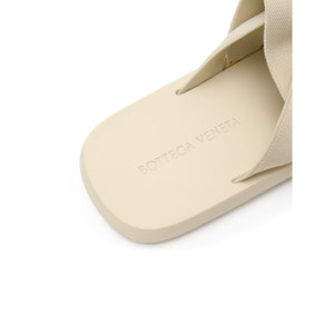 Beigefarbene Stoff-Pantoffeln
