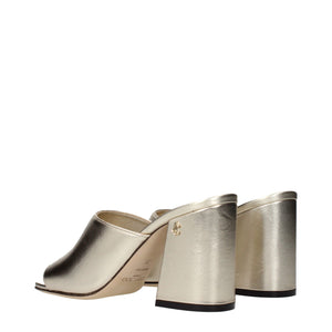 Goldene Ledersandalen mit Plateauabsatz