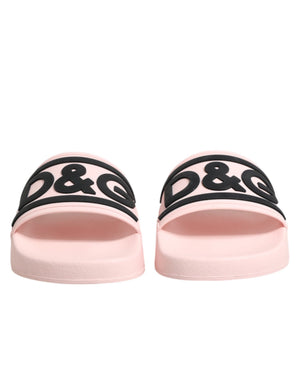 Pinke Gummisandalen für den Strand