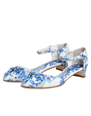 Weiße und blaue Sandalen mit Blumenmuster und Kristallen