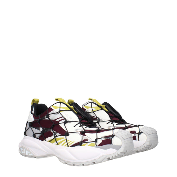 Rote Stoff-Sneaker