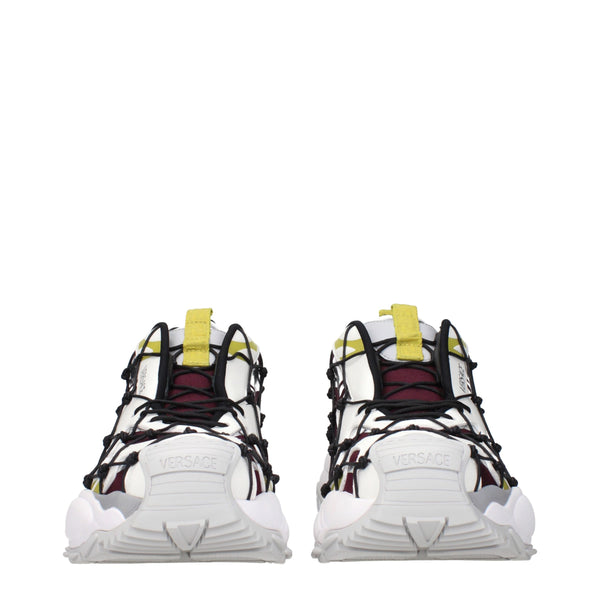 Rote Stoff-Sneaker