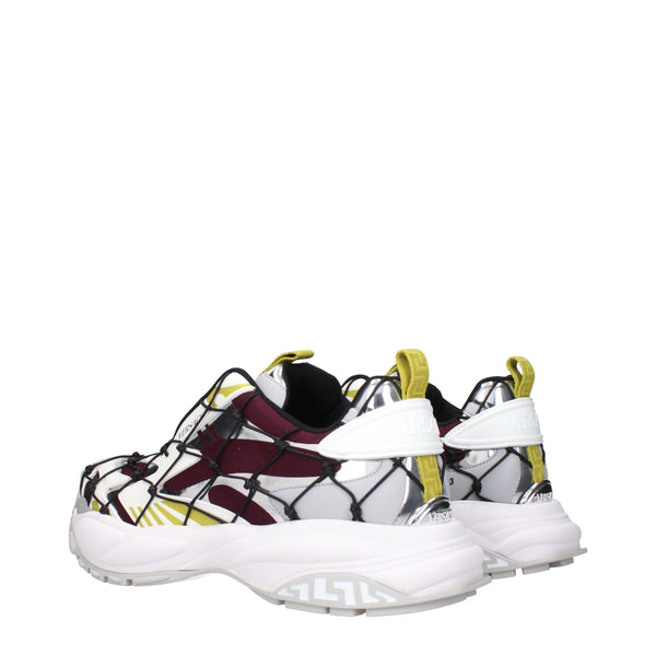 Rote Stoff-Sneaker