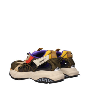Beigefarbene Wildleder-Sneaker