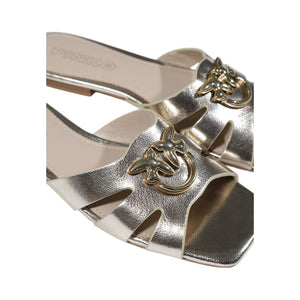 Goldene Leder-Flachsandalen