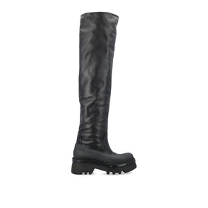 Schwarze Lederstiefel über dem Knie
