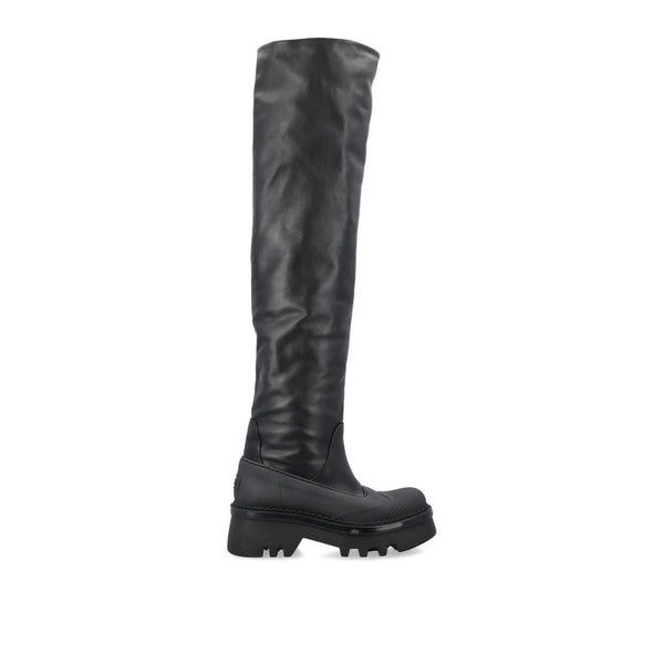 Schwarze Lederstiefel über dem Knie