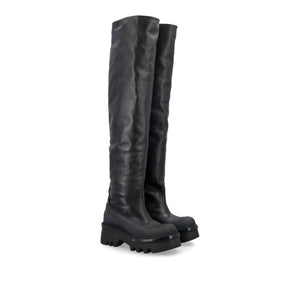 Schwarze Lederstiefel über dem Knie