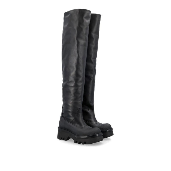 Schwarze Lederstiefel über dem Knie