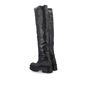 Schwarze Lederstiefel über dem Knie