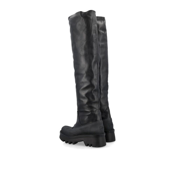 Schwarze Lederstiefel über dem Knie