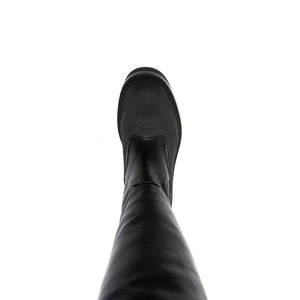 Schwarze Lederstiefel über dem Knie