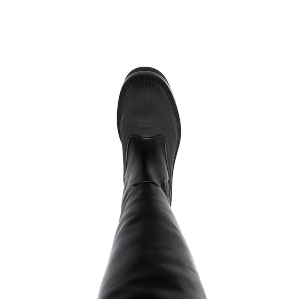 Schwarze Lederstiefel über dem Knie