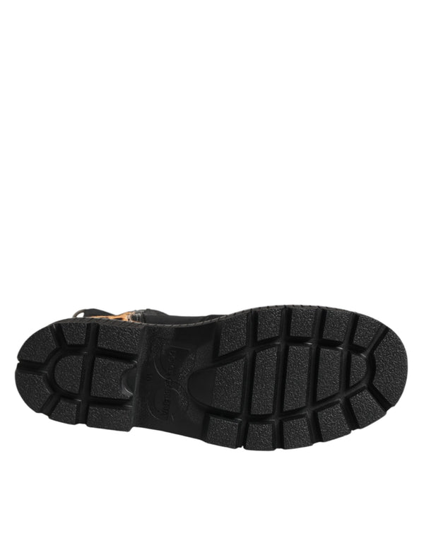 Mittelhohe Stiefel mit Leopardenmuster