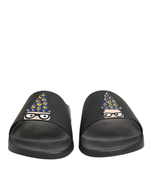 Schwarze Ledersandalen mit Riemen für den Strand