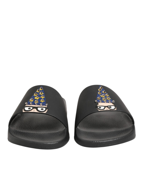 Schwarze Ledersandalen mit Riemen für den Strand
