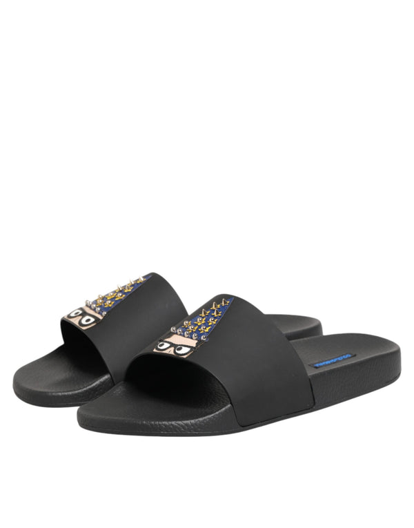 Schwarze Ledersandalen mit Riemen für den Strand