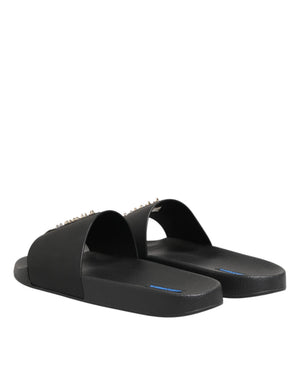 Schwarze Ledersandalen mit Riemen für den Strand