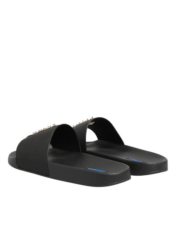 Schwarze Ledersandalen mit Riemen für den Strand