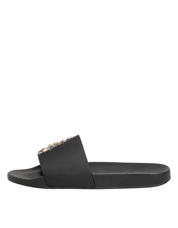 Schwarze Ledersandalen mit Riemen für den Strand
