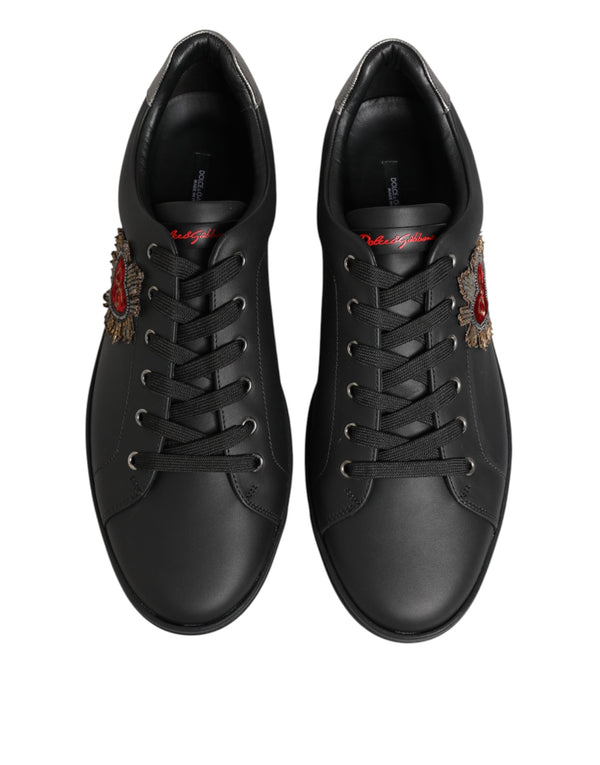 Schwarze Leder-Sneaker mit Herz-Verzierung