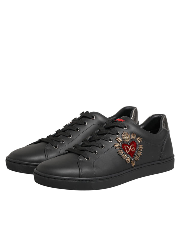Schwarze Leder-Sneaker mit Herz-Verzierung