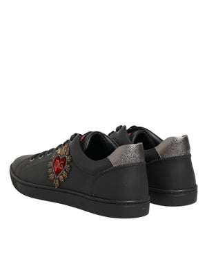 Schwarze Leder-Sneaker mit Herz-Verzierung
