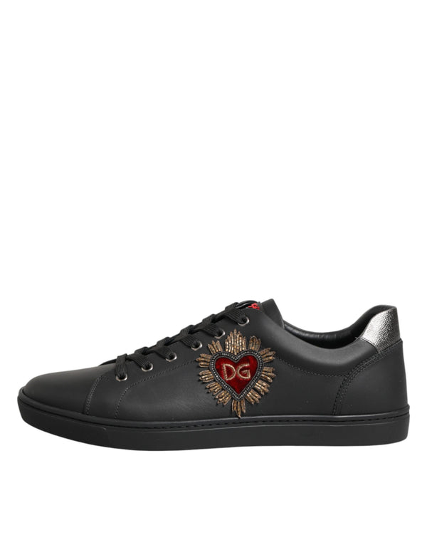 Schwarze Leder-Sneakers mit Herz-Verzierung