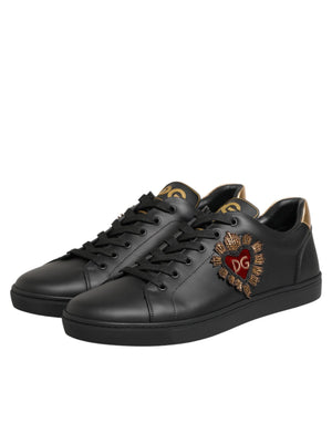 Schwarze Leder-Sneakers mit Herz-Verzierung