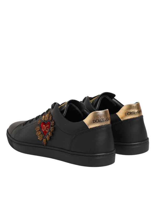Schwarze Leder-Sneakers mit Herz-Verzierung