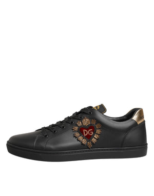 Schwarze Leder-Sneakers mit Herz-Verzierung