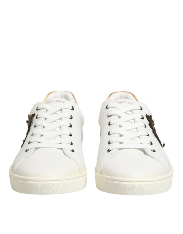 Weiße Sneakers mit Herz-Verzierung