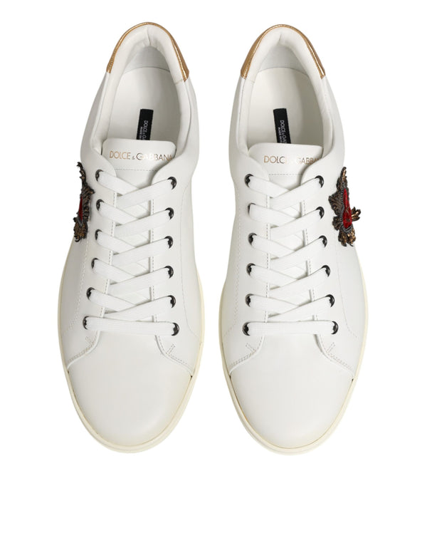Weiße Sneakers mit Herz-Verzierung