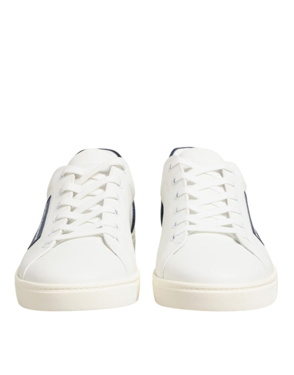 Weiße und blaue Sneakers aus Leder mit Logo-Patch