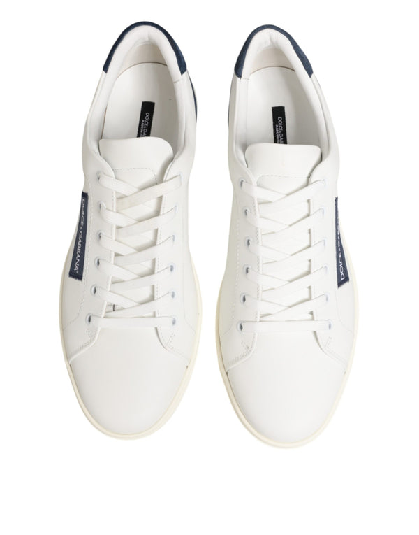 Weiße und blaue Sneakers aus Leder mit Logo-Patch