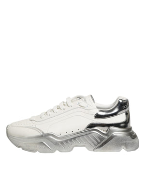 Weiße und silberne Daymaster Sneakers