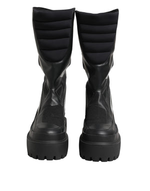 Schwarze Leder-Biker-Stiefel bis zur Mitte der Wade