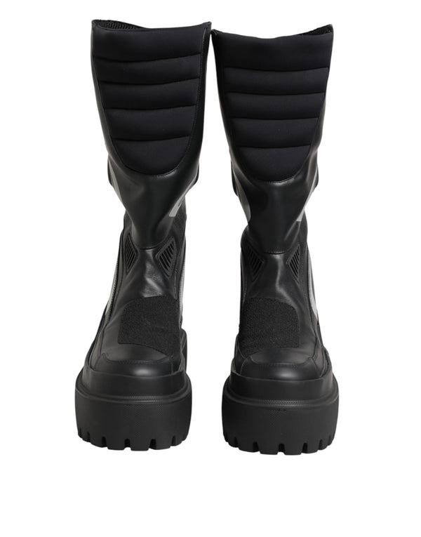 Schwarze Leder-Biker-Stiefel bis zur Mitte der Wade