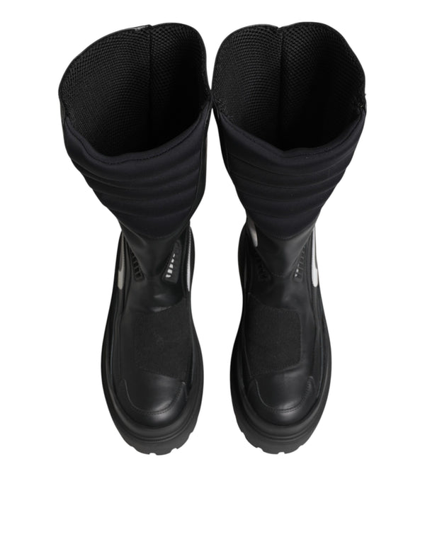 Schwarze Leder-Biker-Stiefel bis zur Mitte der Wade