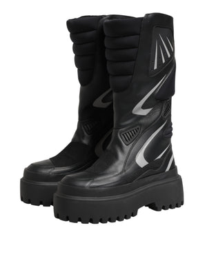 Schwarze Leder-Biker-Stiefel bis zur Mitte der Wade