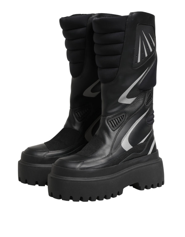 Schwarze Leder-Biker-Stiefel bis zur Mitte der Wade