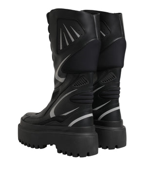 Schwarze Leder-Biker-Stiefel bis zur Mitte der Wade