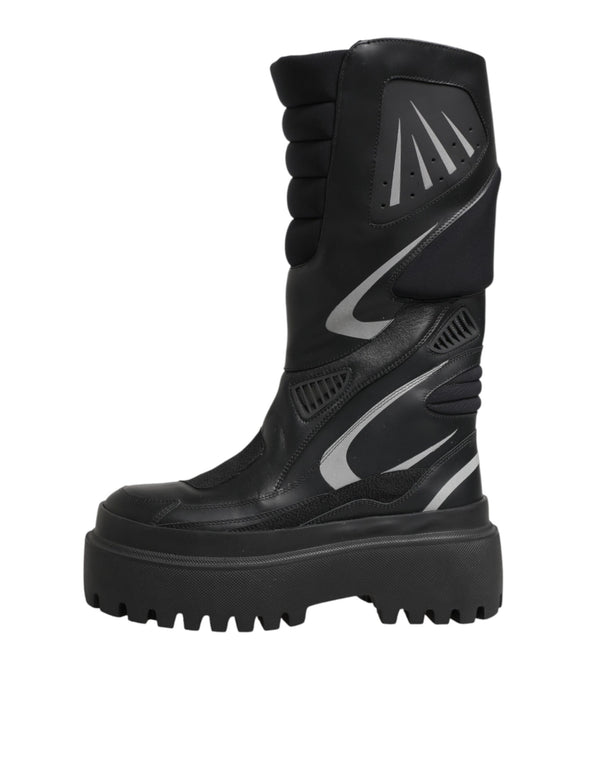 Schwarze Leder-Biker-Stiefel bis zur Mitte der Wade