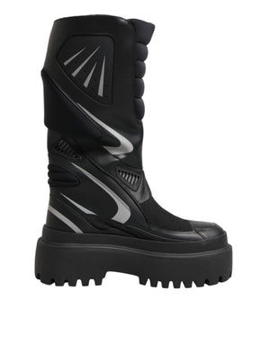Schwarze Leder-Biker-Stiefel bis zur Mitte der Wade