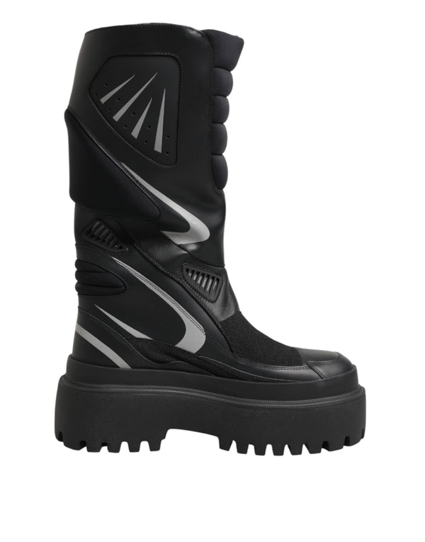 Schwarze Leder-Biker-Stiefel bis zur Mitte der Wade