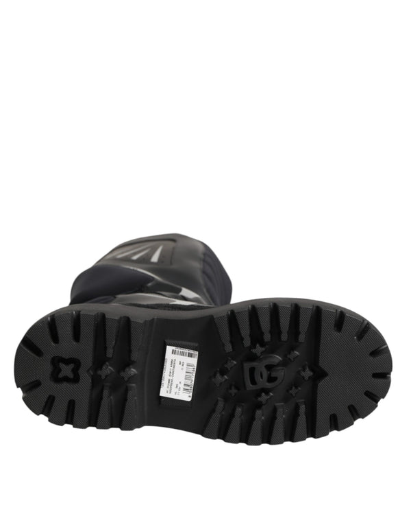 Schwarze Leder-Biker-Stiefel bis zur Mitte der Wade