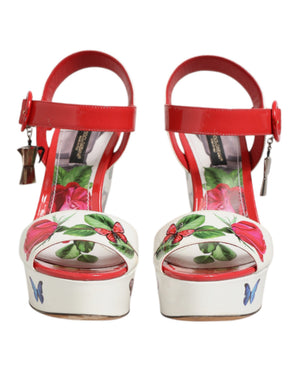 Weiße Sandalen mit Blumenmuster und Knöchelriemen