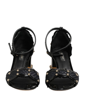 Schwarze Sandalen mit Nieten und Knöchelriemen