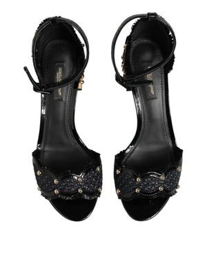 Schwarze Sandalen mit Nieten und Knöchelriemen