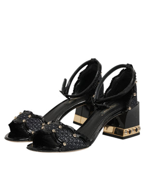 Schwarze Sandalen mit Nieten und Knöchelriemen